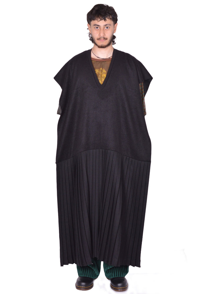 BLESS N°80 1062 PLISSEDRESSPONCHO CASHMERE BLACK | DOSHABURI Online Shop