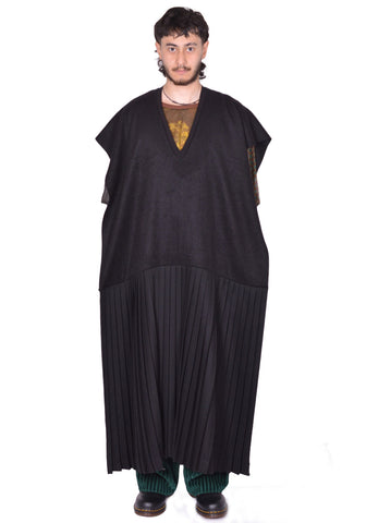 BLESS N°80 1062 PLISSEDRESSPONCHO CASHMERE BLACK | DOSHABURI Online Shop