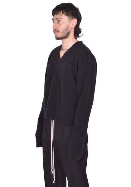 RICK OWENS MEN TOMMY V-NECK KNIT SWEATER BLACK FW25 | DOSHABURI Shop