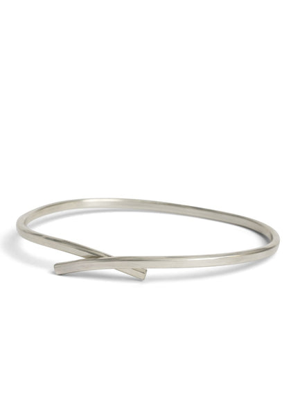 WERKSTATT MÜNCHEN M2266 BANGLE EMBRACE SILVER FW26 | DOSHABURI Shop